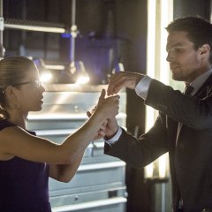 arrow-stephen-amell-emily-bett-rickards-nell-episodio-seeing-red-seconda-stagione-366662-52149c0915cc5ee82798ae3ef59d5dcc.jpg