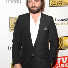 Johnny-Galecki-Arrivals-Critics-Choice-TV-moFlsqIocGkx-87794774ab5d04b104d07a59370e61d9.jpg