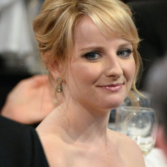 Melissa-Rauch-Behind-Scenes-Critics-Choice-VxdIDZIzjSdx-4a2ac2c8d3b6cfe4ffb9ea51fbbf538b.png