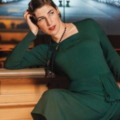 mayim-green-dress-b3e01bb951501e6f79ab87f9d46ed83e.jpg