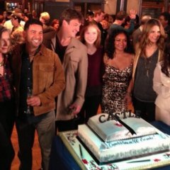 Castle-100th-Episode-Cast-and-Crew-Photos-27-595-slogo-3b198d2021371ca41f6bca43aa2a7e47.jpg