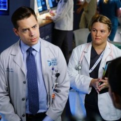chicago-med-episode-502-were-lost-in-the-dark-promotional-photo-04-595-7bfbcac2d4d18a2e96e75c8ac8d23b16.jpg