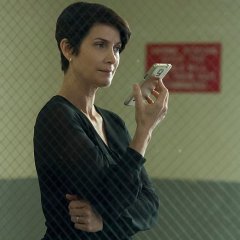 Carrie-Ann-Moss-and-phone-in-Jessica-Jones-ce473496079ac9d7207739f1a773521e.jpg