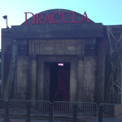 Comic-Con-dracula-tomb-7252a7883cafbaced3baea5e21c7d635.png