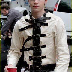 cameron-monaghan-wears-a-straight-jacket-for-joker-on-gotham-04-453af6c1d364fe5399a864de211e849c.jpg