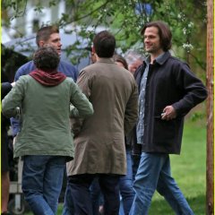 jensen-ackles-jared-padalecki-spn-season-wrap-up-04-abc5a2a9562215445f0271f6b1563f1e.jpg