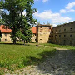 800px-Osek-Monastery-courtyard-2-f7642fb0e048edae95417e15f50cba5b.jpg