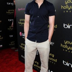 Cameron-Monaghan-Young-Hollywood-Awards-Arrivals-puxFqhyw7uDl-2eb5b17f4cb34d666cb42886089f5136.jpg