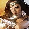 V epizodě Helen Hunt jsme se dočkali velkého pomrknutí po světě Wonder Woman