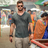 Chris Hemsworth se v traileru na snímek Extraction vydává do bangladéšské Dháky