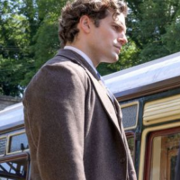 Henry Cavill se představuje na prvních fotkách k netflixovskému filmu Enola Holmes