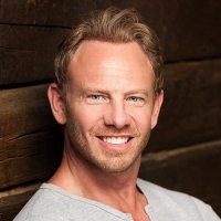 Nezničitelný Ian Ziering se po žralocích postaví hordám zombie