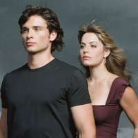 Tom Welling a Erica Durance se vyfotili na natáčení, aby dokázali, že opět budou hrát své postavy ze seriálu Smallville