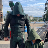 Jak moc se změnil kostým Green Arrowa od první série? Herec Stephen Amell to porovnal