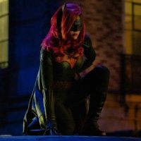 Barry a Cisco tváří v tvář Batwoman v novém traileru na velký crossover