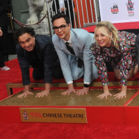 Otisky rukou herců ze seriálu The Big Bang Theory byly zvěčněny v TCL Chinese Theatre