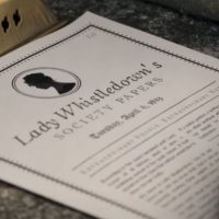 Hlas Lady Whistledownové se ještě nepotkal s herci ze seriálu
