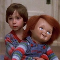 Kdo jsou postavy z Chuckyho minulosti?