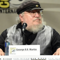 Podívejte se, jak vypadal George R. R. Martin v původním pilotu seriálu Game of Thrones