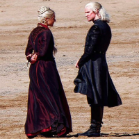 Herci Matt Smith a Emma D'Arcy se představují na place jako Targaryeni