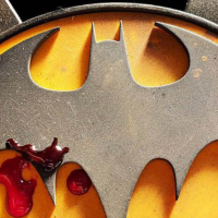 David F. Sandberg představuje nový Shazamův kostým, Andy Muschietti zase návrat klasického Bat obleku