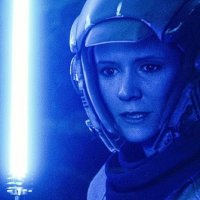 Leia měla mít původně fialový meč, další hvězda ze sequelů touží po návratu a původ rodičů Rey je zase o něco bohatší