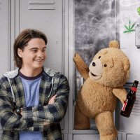 Upoutávka na seriál Ted odhaluje raná dobrodružství medvěda s Johnem
