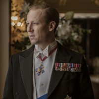 První fotografie Tobiase Menziese v roli prince Philipa