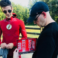 Další pohled na Flashův nový oblek
