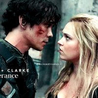 Jak se vztah Bellamyho a Clarke v seriálu liší od knihy?