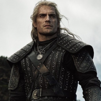 Geralt se dočká nového medailonu a jaký dárek dal Henry Cavill představiteli Lamberta?