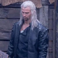 Stále sice nevíme, jak bude Liam Hemsworth vypadat jako Geralt, ale na natáčení se alespoň objevil jeho dablér