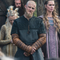 Poslední řada Vikingů se dočkala nových fotek, na kterých je výhradně Bjorn