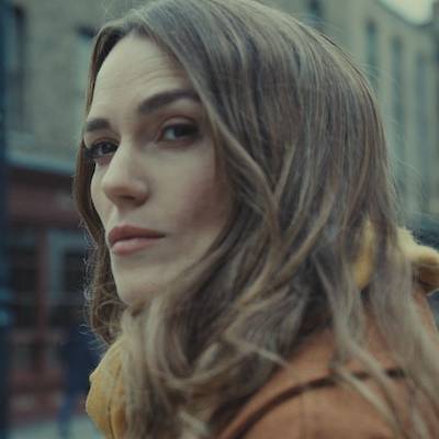 Keira Knightley boduje na Netflixu v seriálu Černá holubice