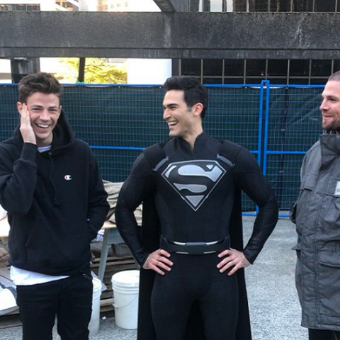 Superman se představuje v černém kostýmu na první fotce