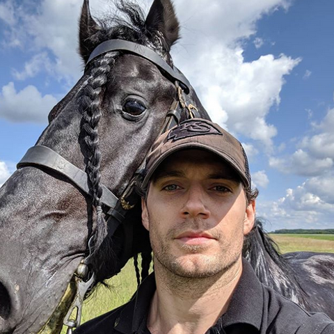 Henry Cavill se loučí s natáčením první řady, odhalil první fotku s Klepnou?