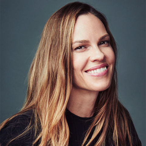 Ve třetí sérii si zahrají Hilary Swank a Joel McHale